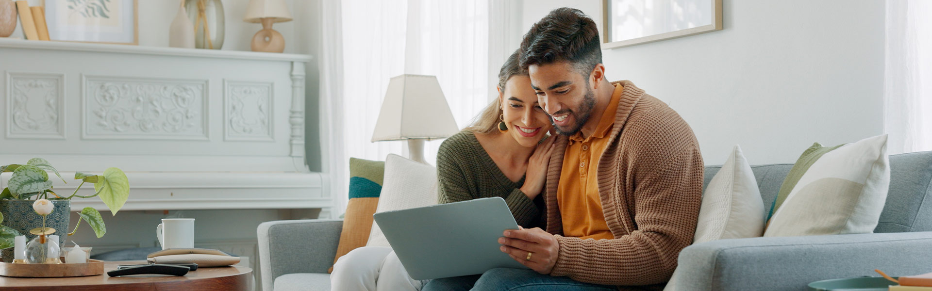 Couple heureux devant les plans de leur futur logement