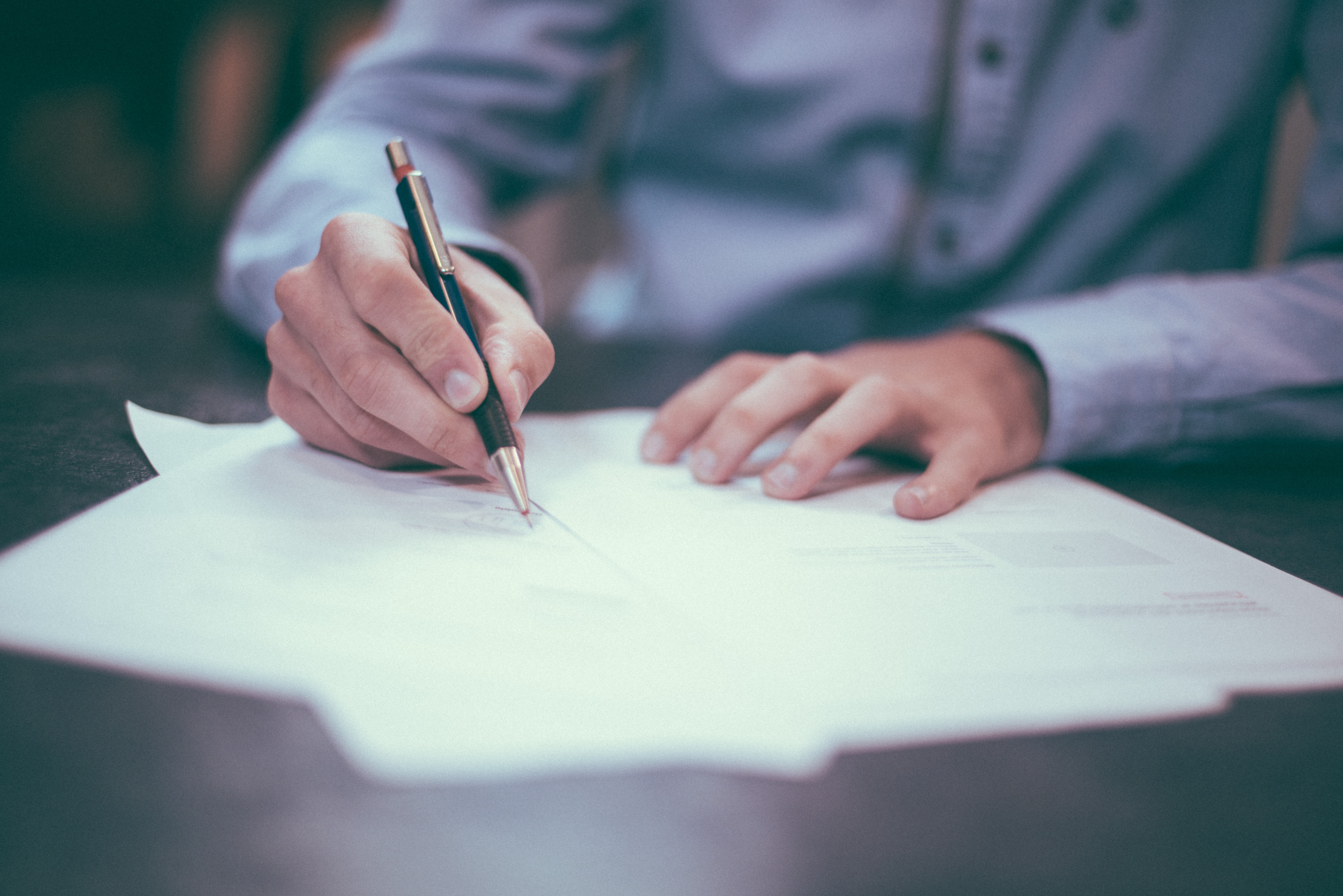 Personne en train de signer des papiers