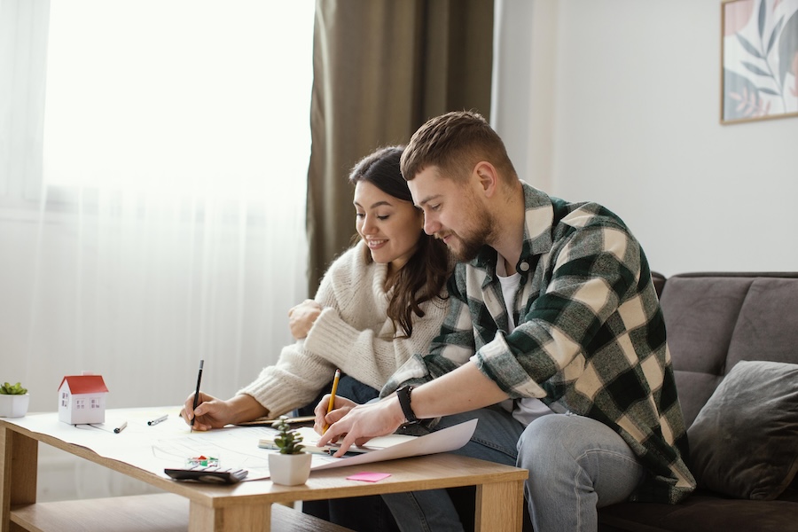 un jeune couple heureux d’avoir acheté un logement neuf pour faire du locatif