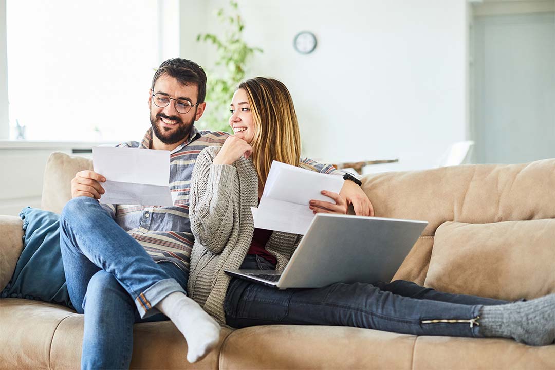 Couple-satisfait-apres-avoir-echange-sur-documents-administratifs