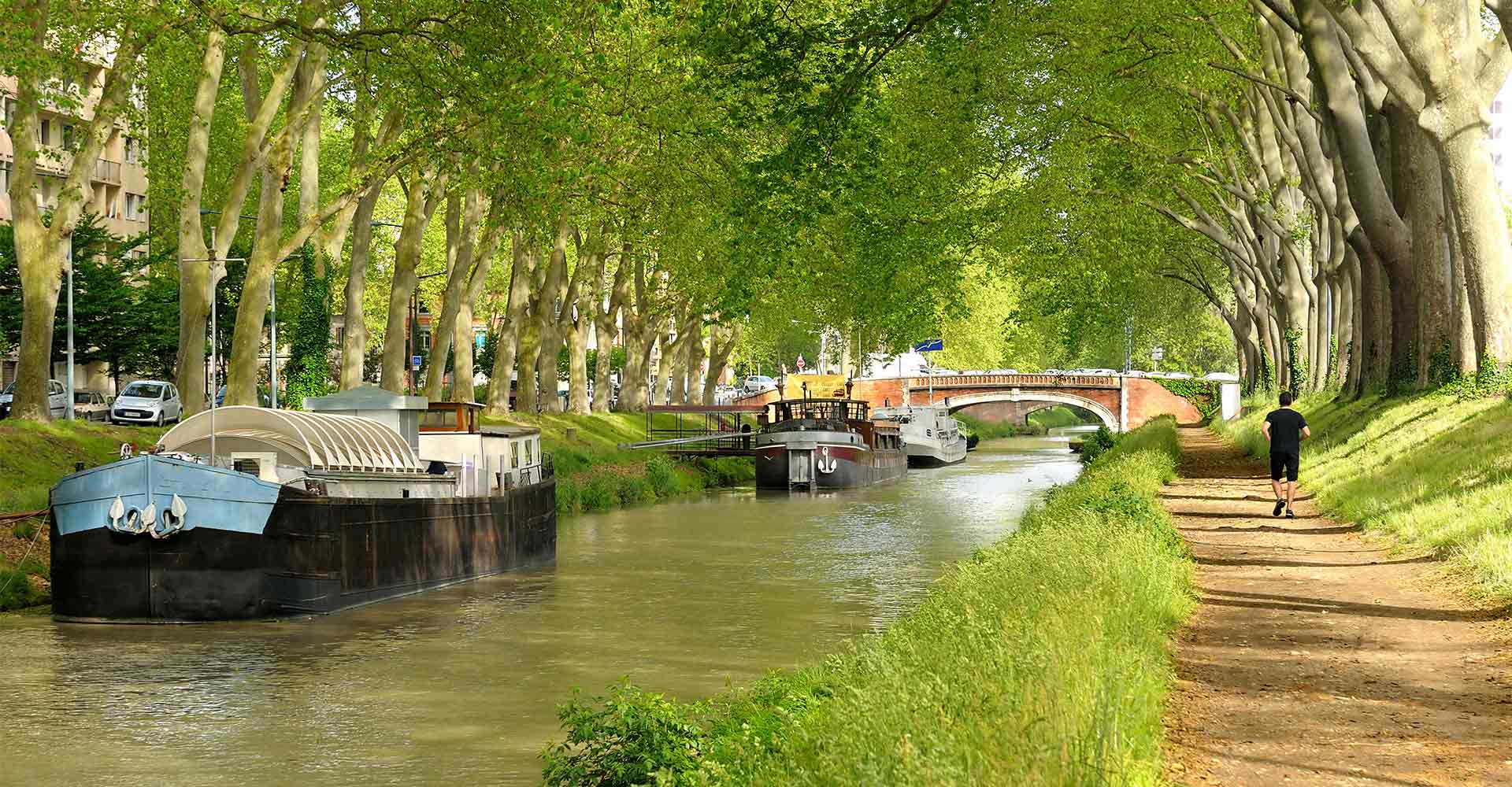 Photographie d'une péniche sur le Canal du Midi à Toulouse