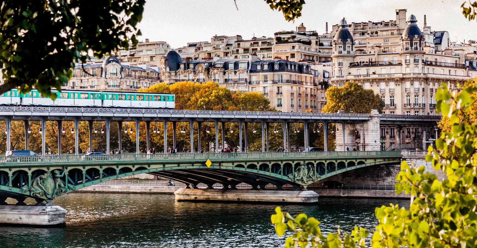 Métro de Paris qui traverse un pont au dessus de la Seine.