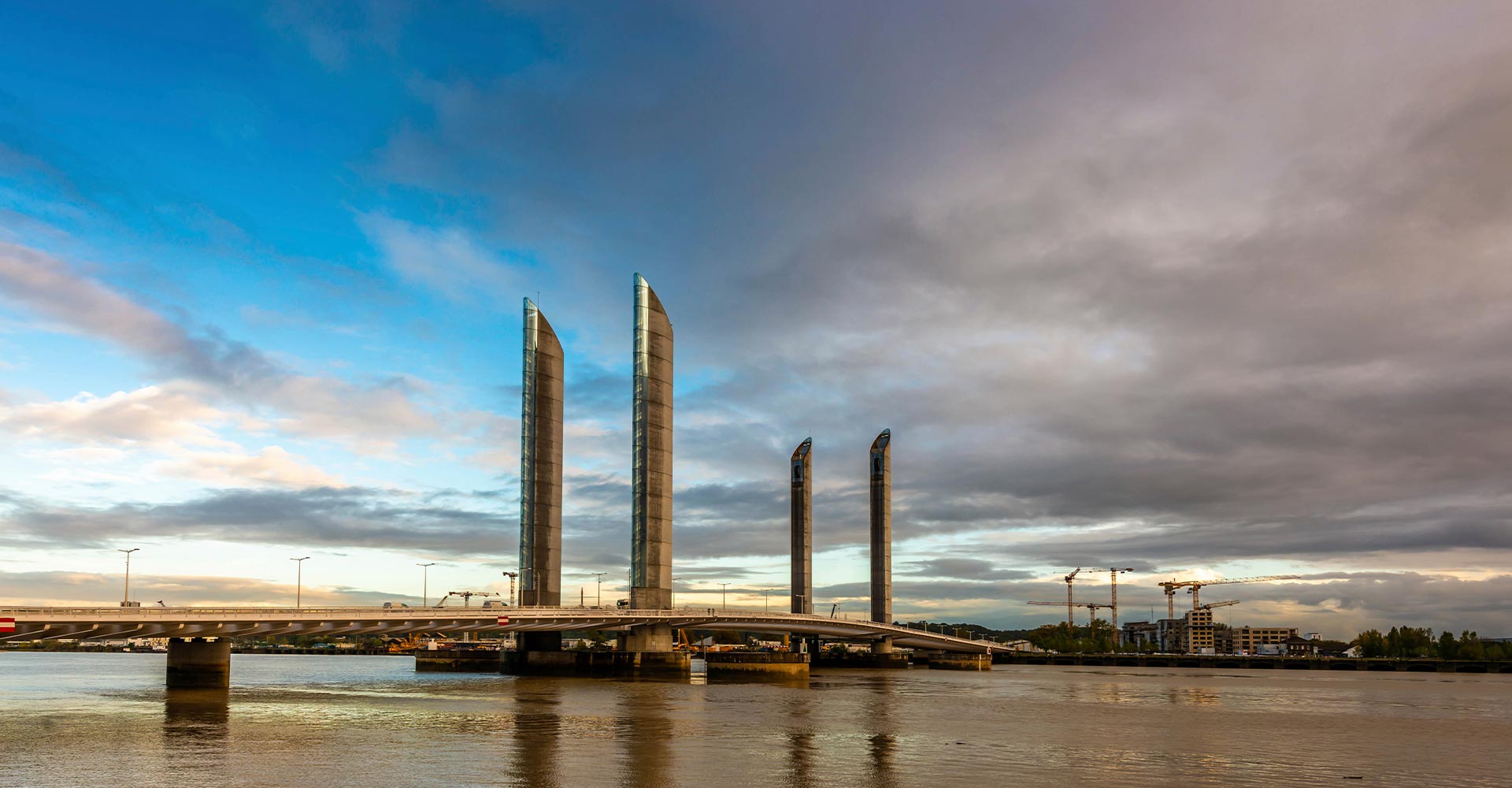 vue sur le pont jacques chaban delmas dans la ville de bordeaux