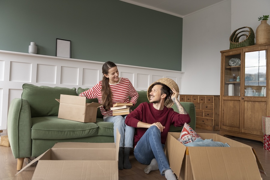 Jeune famille emménageant dans une nouvelle maison