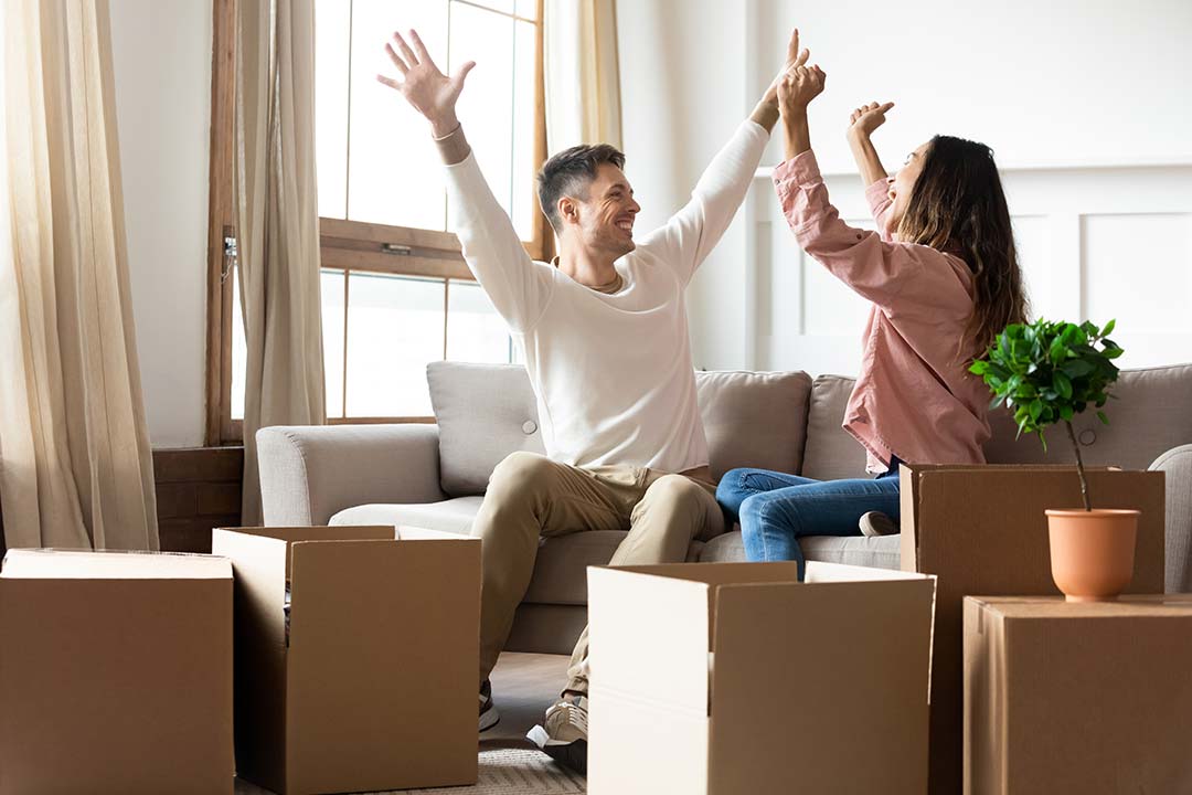 Un couple célèbre la bonne vente de son bien immobilier