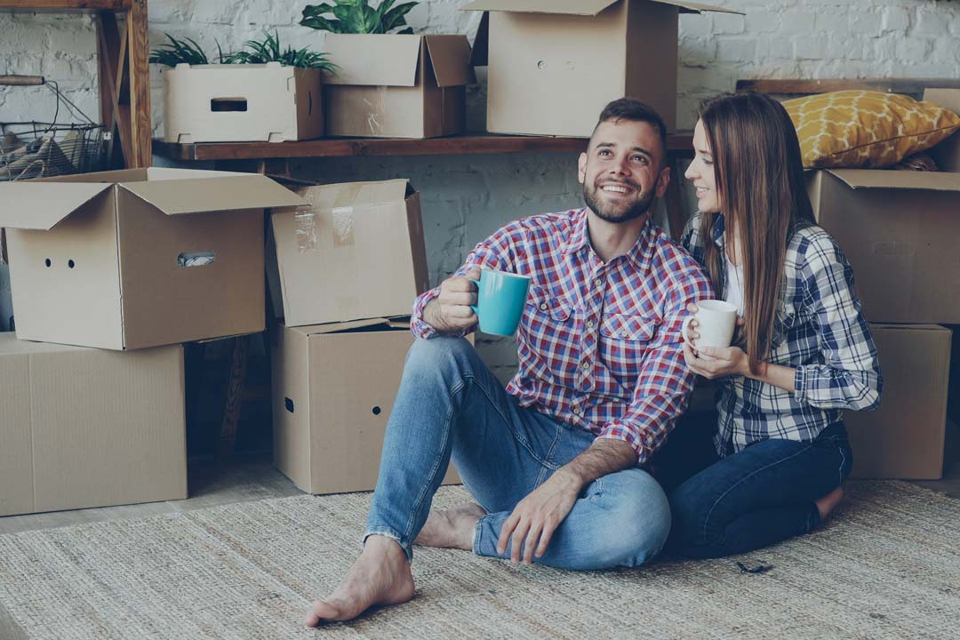 Couple qui emménage dans un logement neuf sans travaux