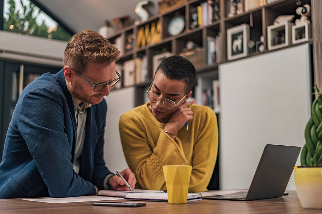 Couple analyse l'investissement dans l'immobilier