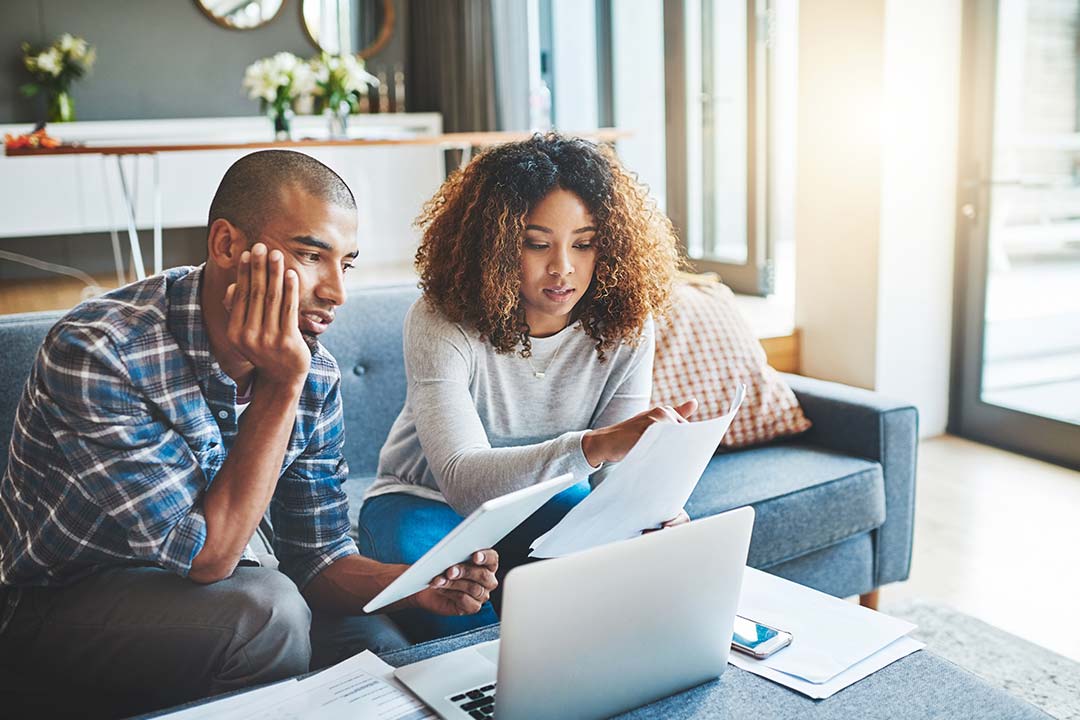 Couple faisant le point les étapes à suivre avant d'investir