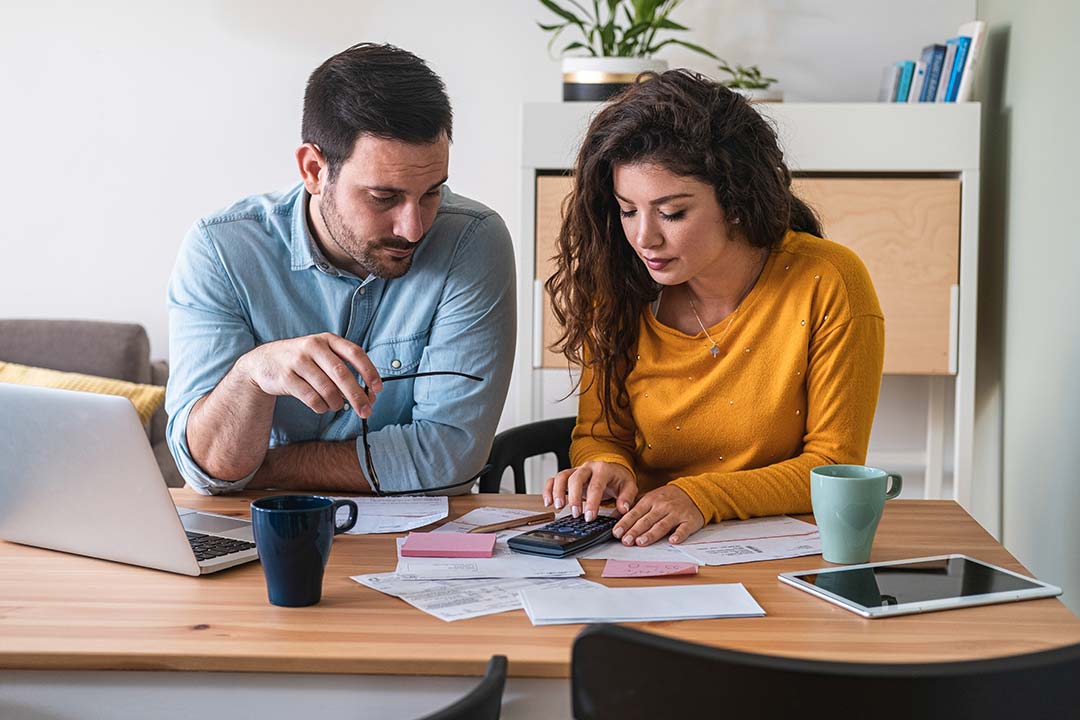 Couple qui calcule la durée de leur projet immo