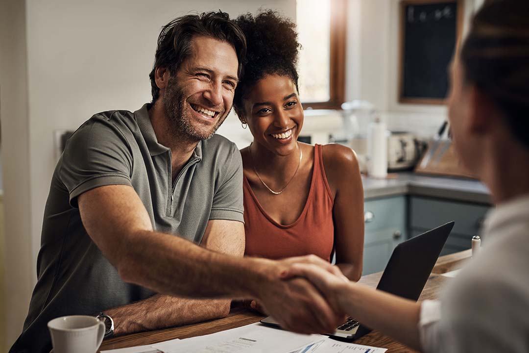 Couple heureux de réserver son futur logement