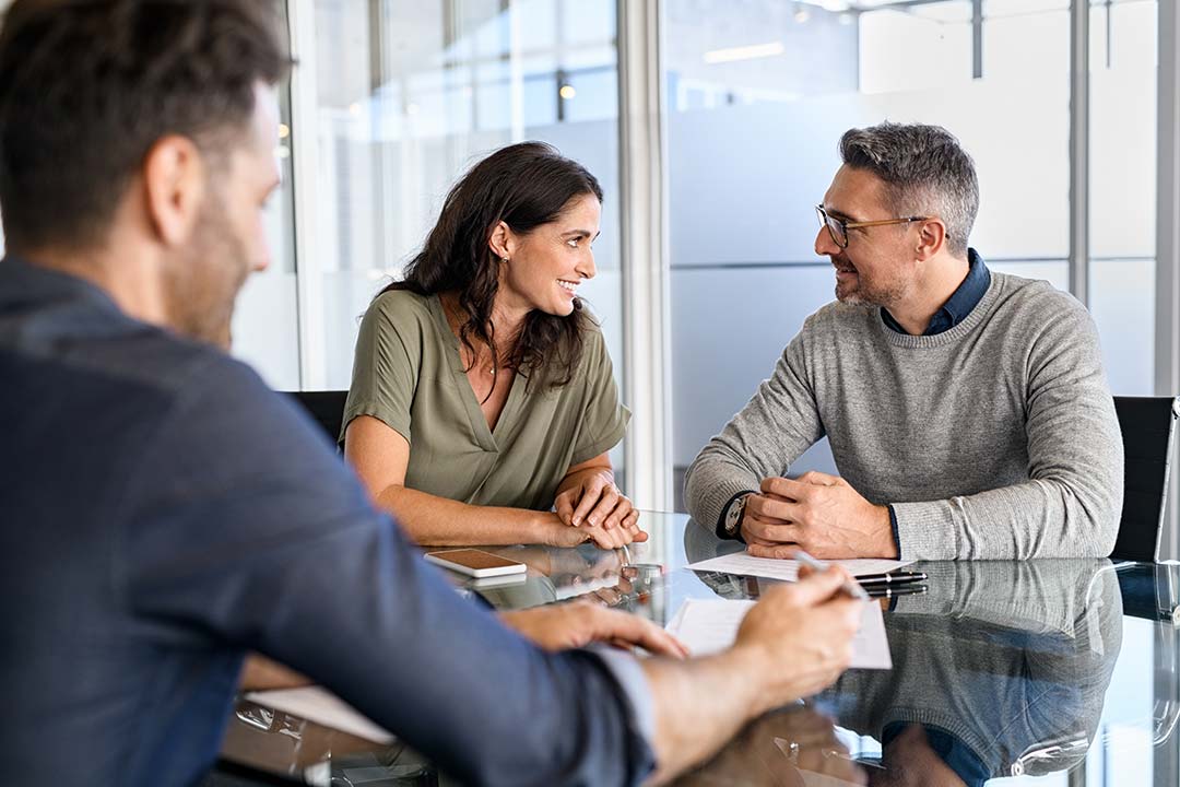 Couple négocie la proposition commerciale d'un conseiller