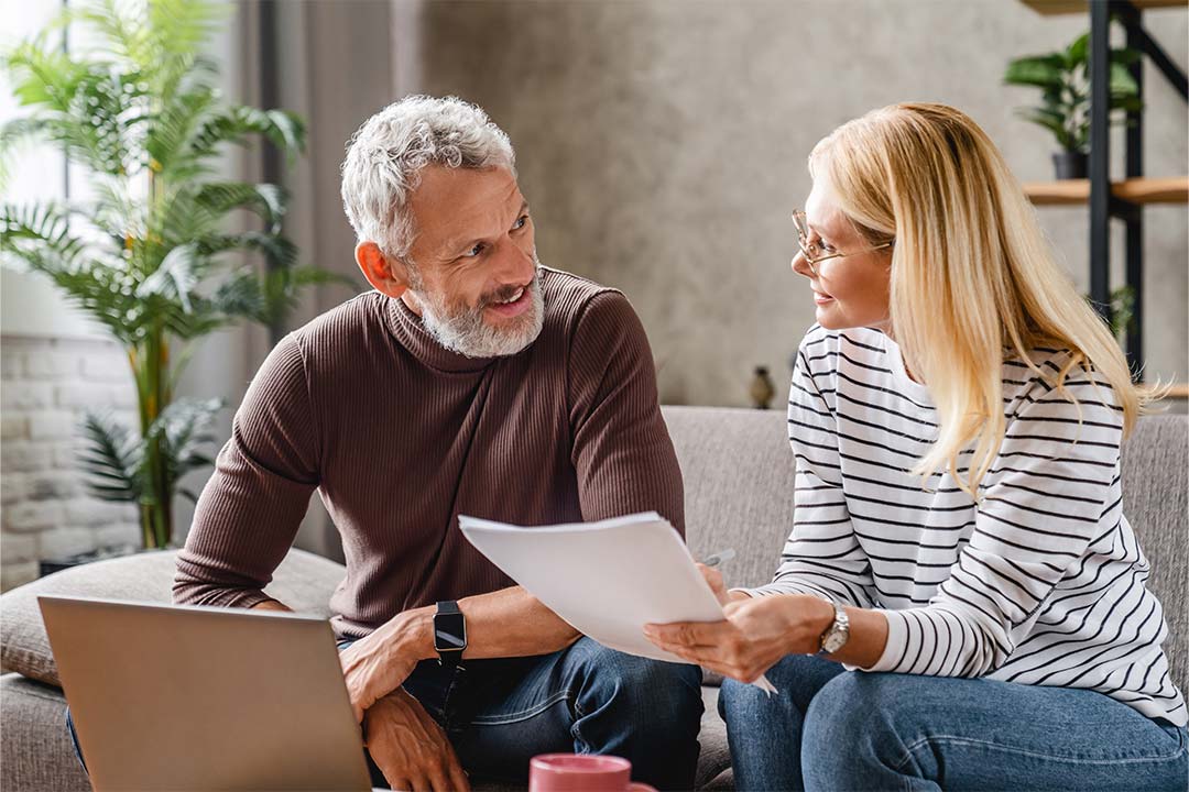 Couple quinqua préparant leur retraite grâce à un projet immo