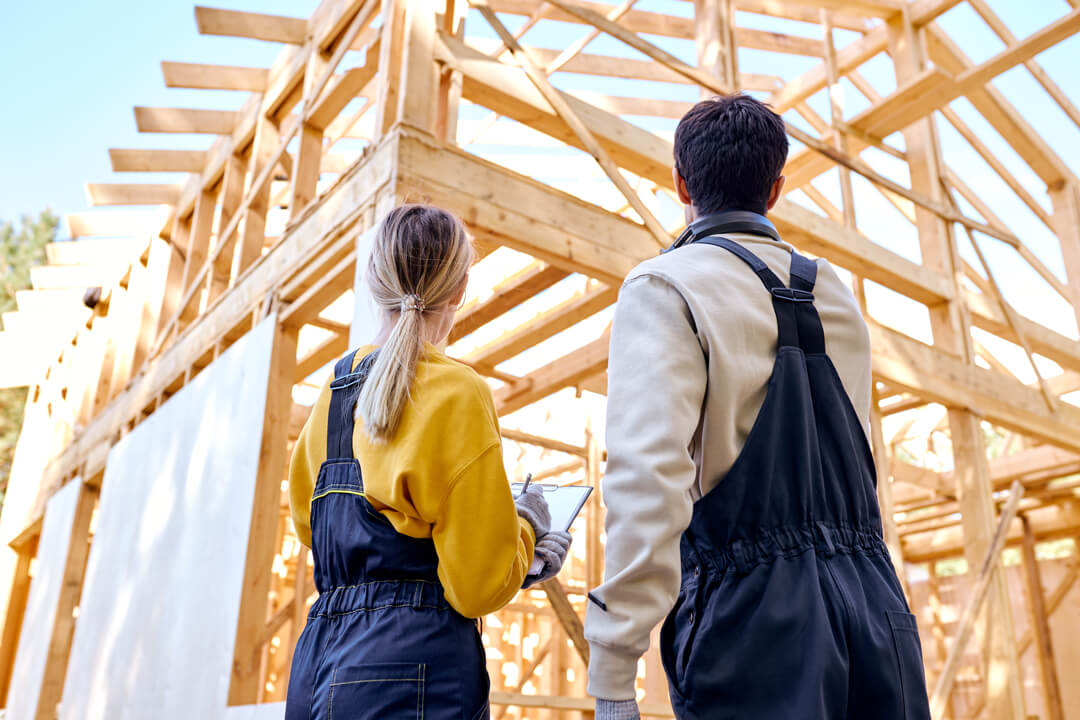Couple serein devant le chantier d'un logement neuf