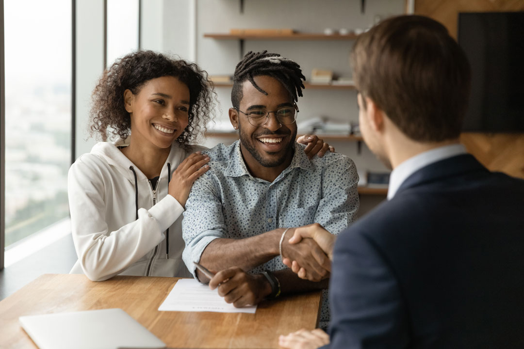 Couple signe un contrat d'achat en VEFA