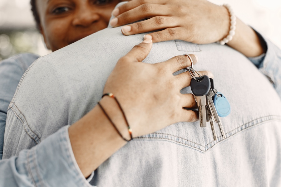 Jeune couple emménageant dans une nouvelle maison ensemble