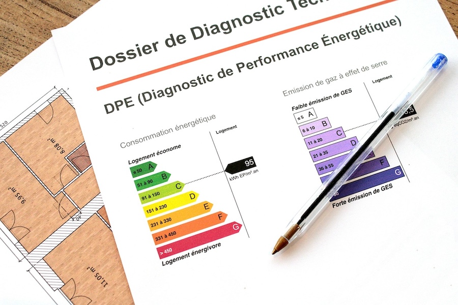 un dossier DPE posé sur une table