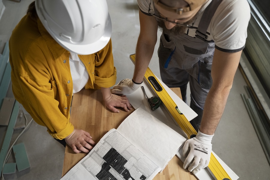 Des ouvriers qui travaillent sur les travaux de rénovation énergétique