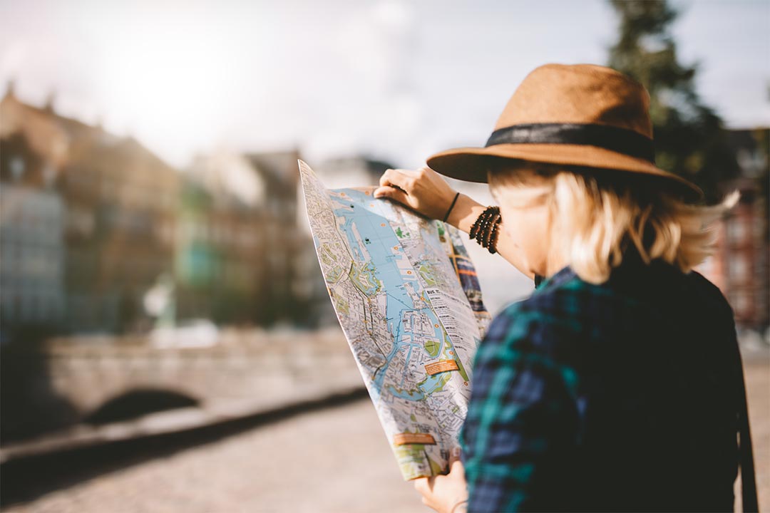 Femme se penche sur la carte pour le zonier Pinel