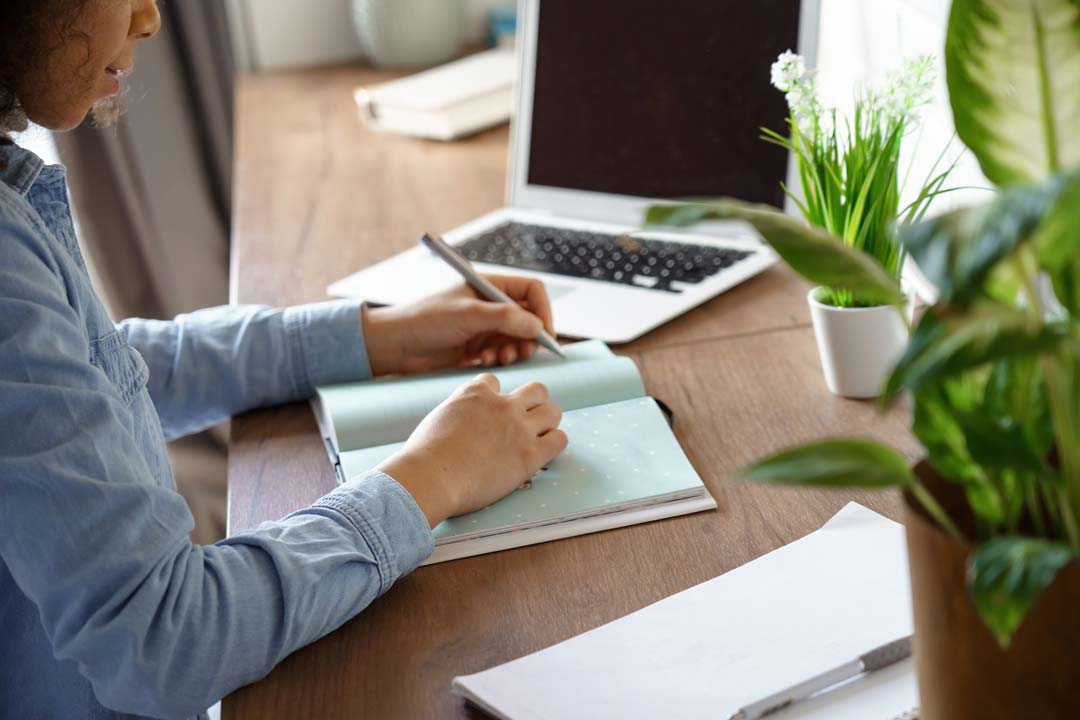 Femme qui prépare sa checklist de l'immo