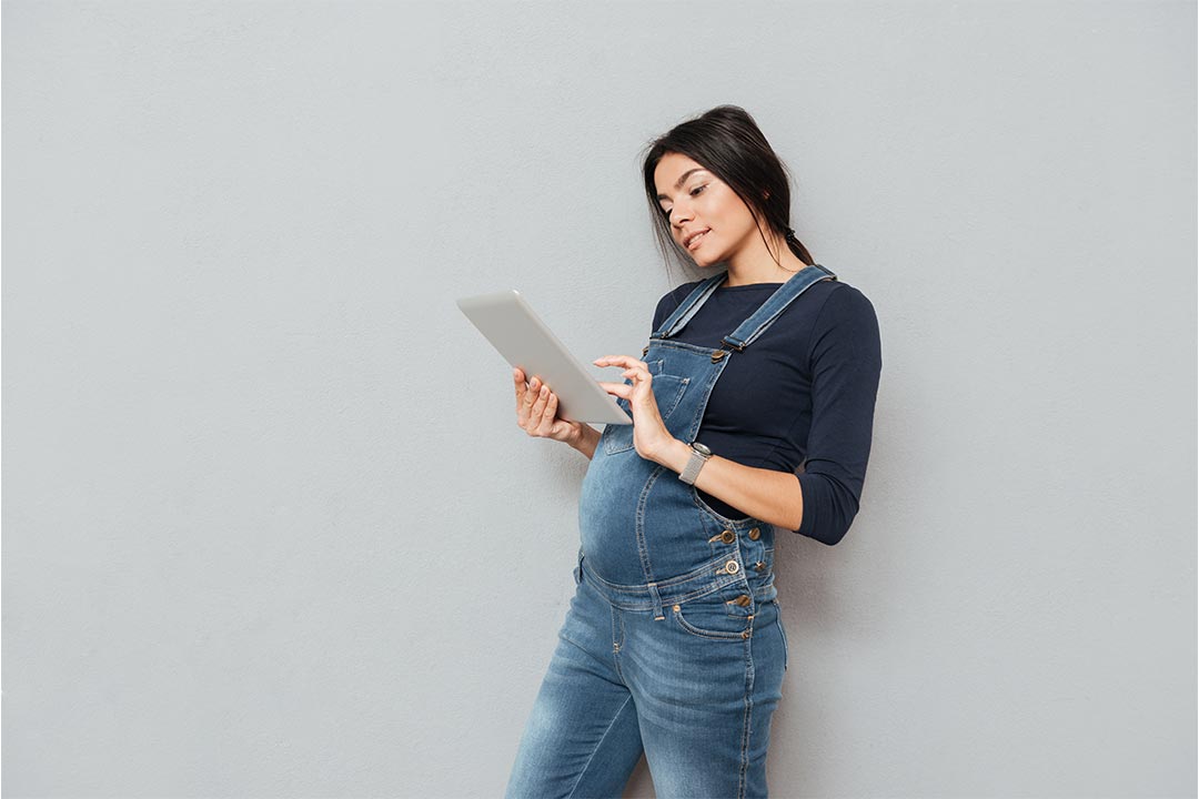 Femme enceinte réfléchissant à son projet immo