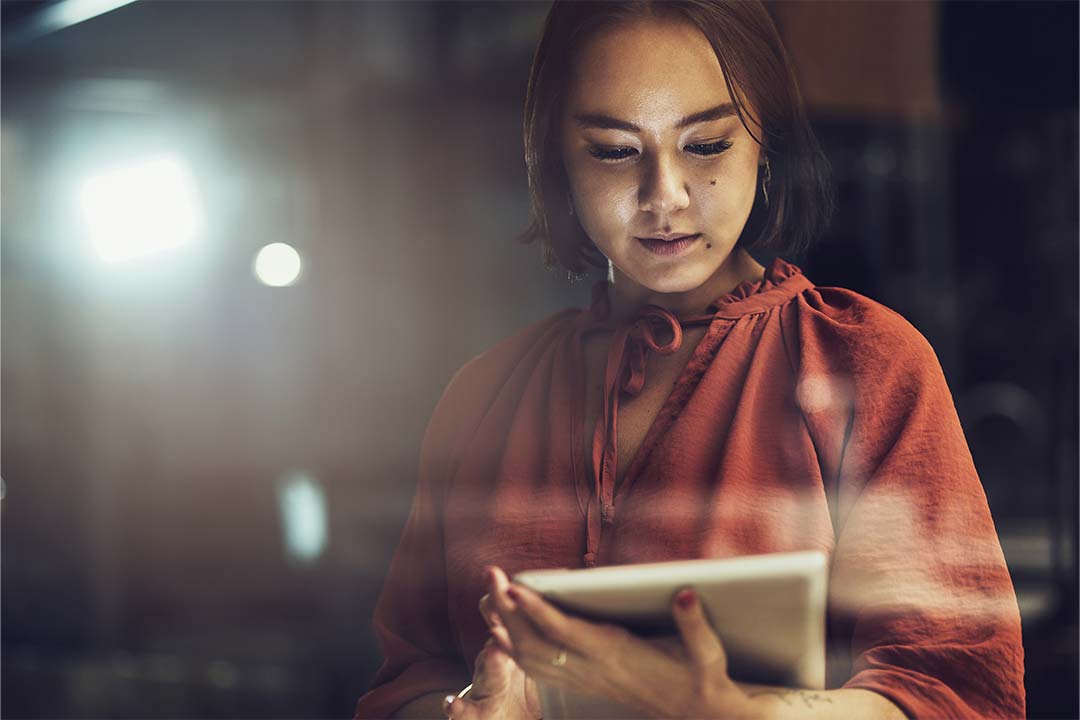 Femme réalisant un investissement