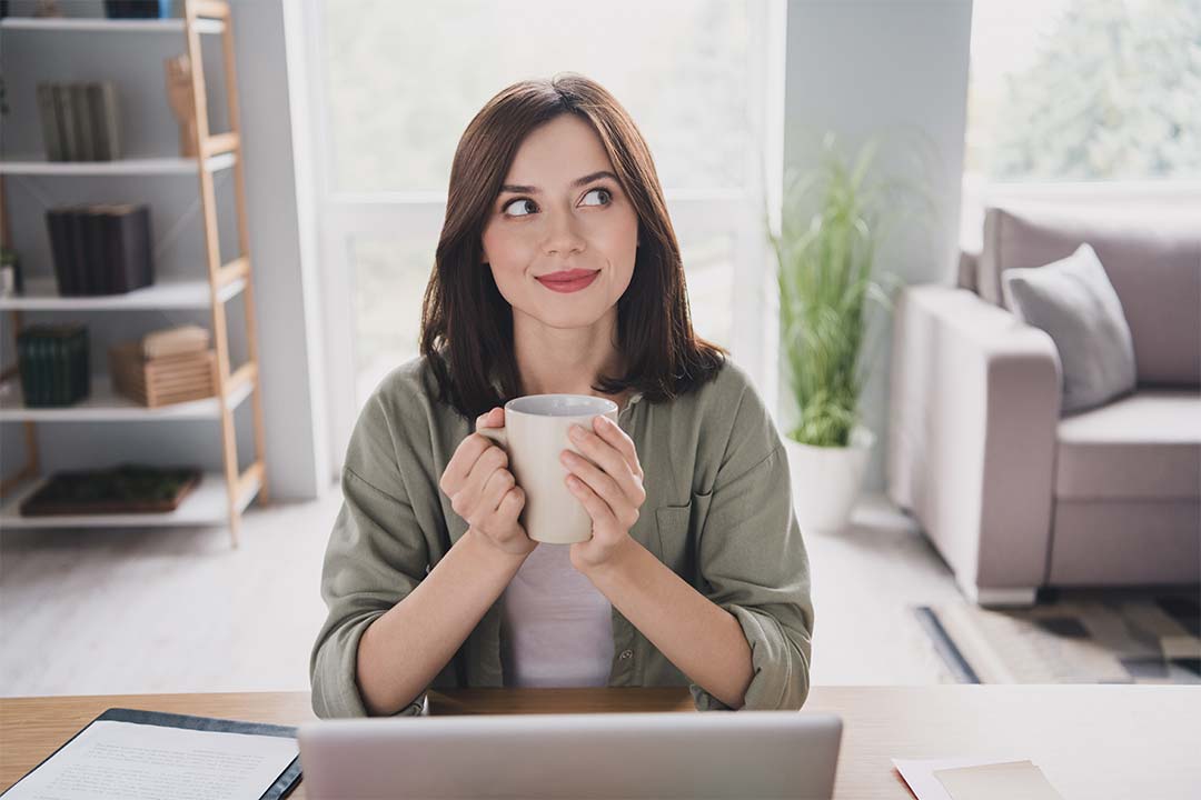 Femme réfléchissant à son projet d'investissement immobilier locatif