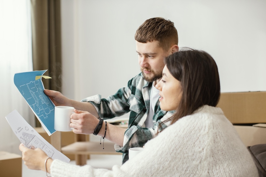 un jeune couple d’acheteurs de logement neuf en vefa