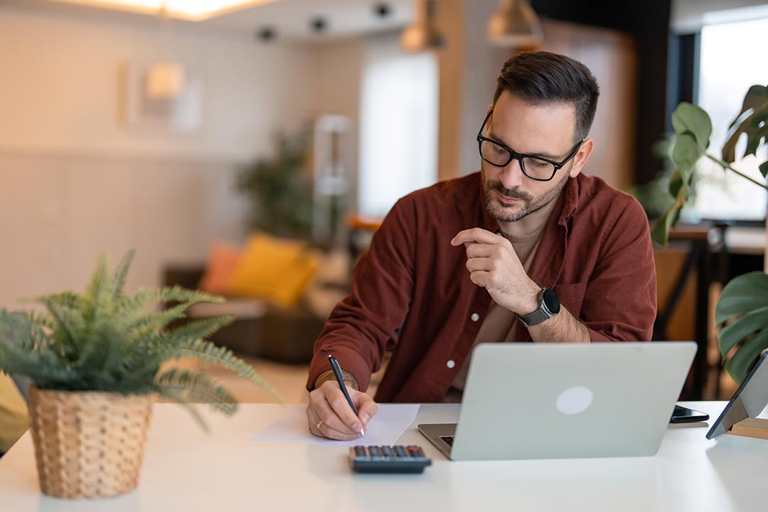 Homme prépare sa déclaration d'impôt Pinel