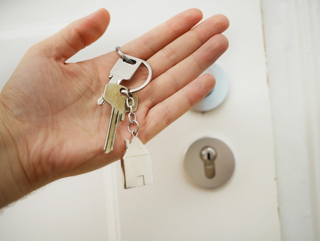 un propriétaire en train de récupérer les clés de son futur logement neuf