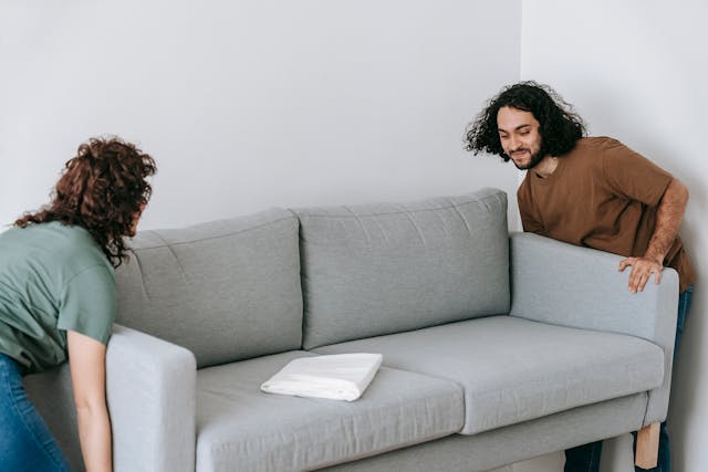 un jeune couple qui aménage dans un appartement avec bouclier loyer