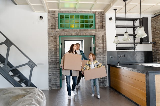 Une famille qui emménage dans leur appartement neuf acheté grâce au prêt à taux zéro