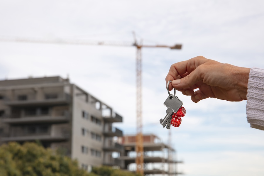 clés d’un appartement neuf tenu dans les mains d’un investisseur immobilier