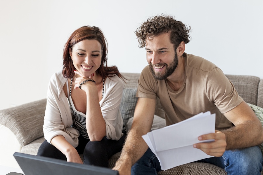 un jeune couple d’investisseurs qui ont acheté leur logement neuf dans le sud-ouest