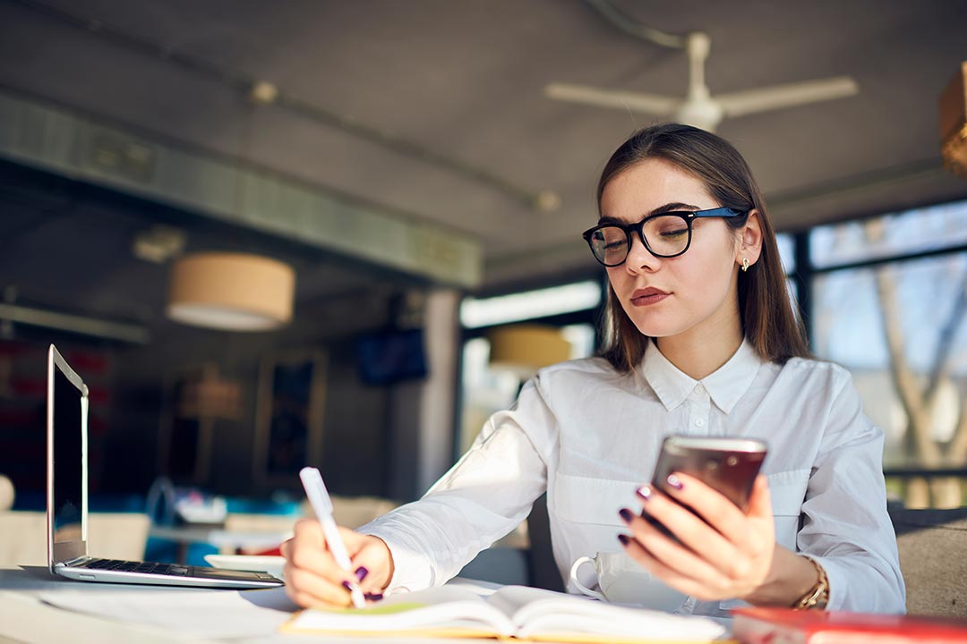 Femme qui calcule sa rentabilité locative en LMNP