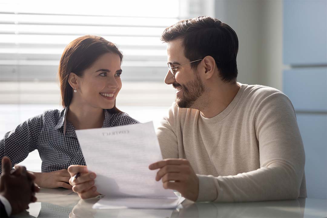 Jeune couple faisant le point sur leur dossier de financement