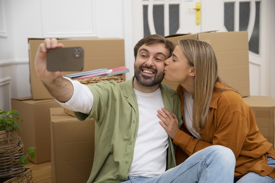 Jeune couple emménageant dans une nouvelle maison achetée en 2025