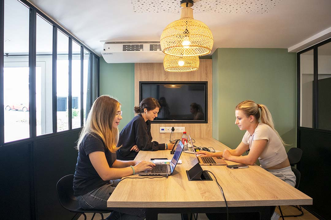 Jeunes dans un salon commun d'une résidence Sweetly