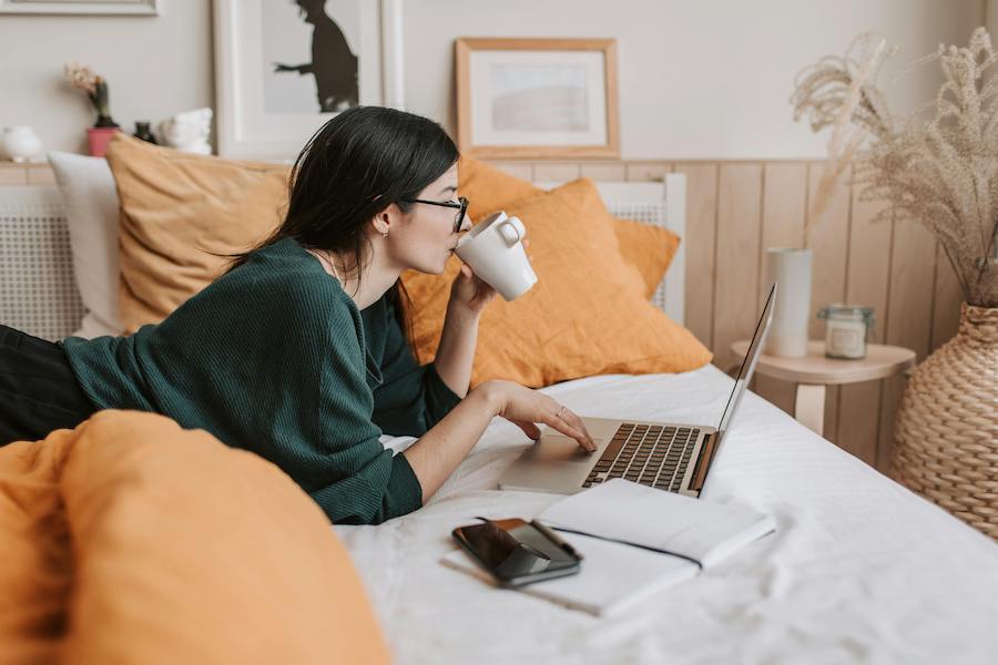 une étudiante en train de réviser dans son logement étudiant