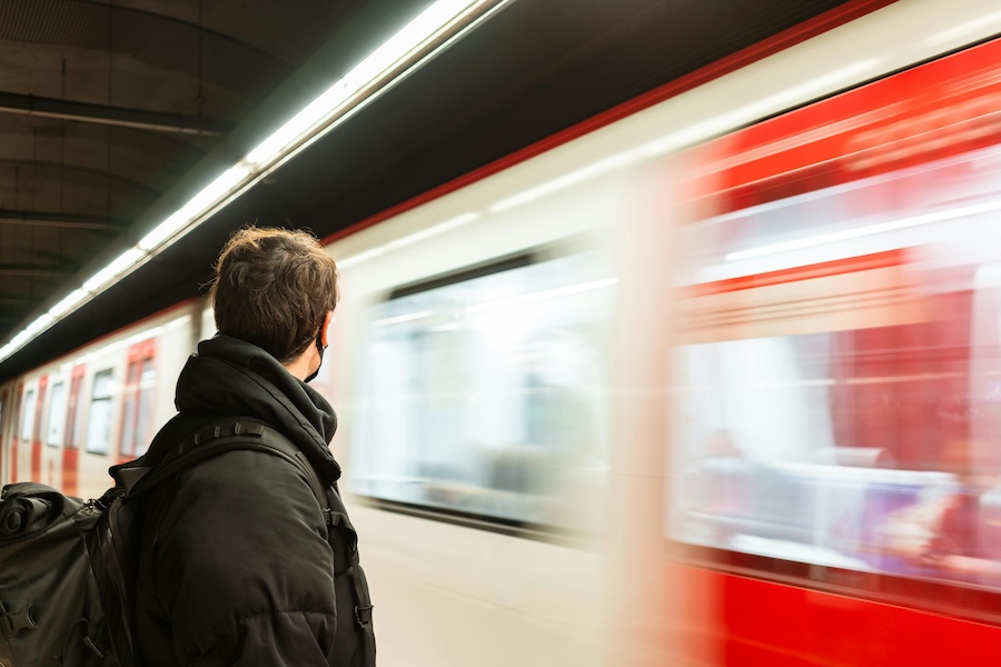 un habitant de la métropole toulousaine en train d’attendre l’arrivée du métro