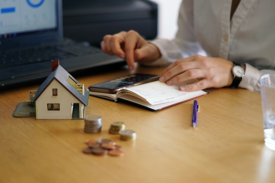 Gros plan d'une personne qui souhaite acheter ou vendre un logement en 2025