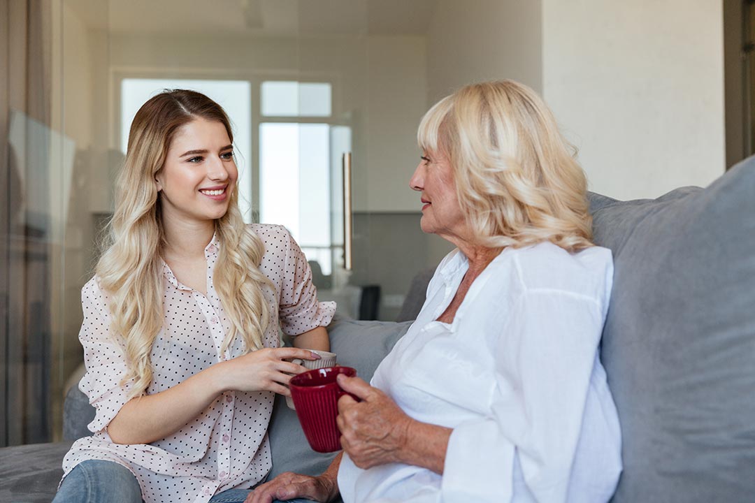 Mère et fille échangeant sur la location Pinel à la sa famille