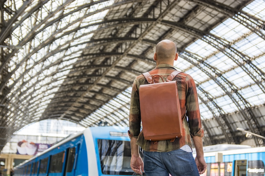 un voyageur en train d’attendre le train sur les quais de la gare de bordeaux