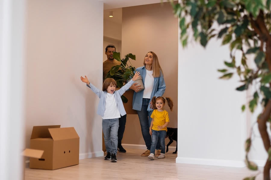 une famille en train d’emménager dans un logement neuf