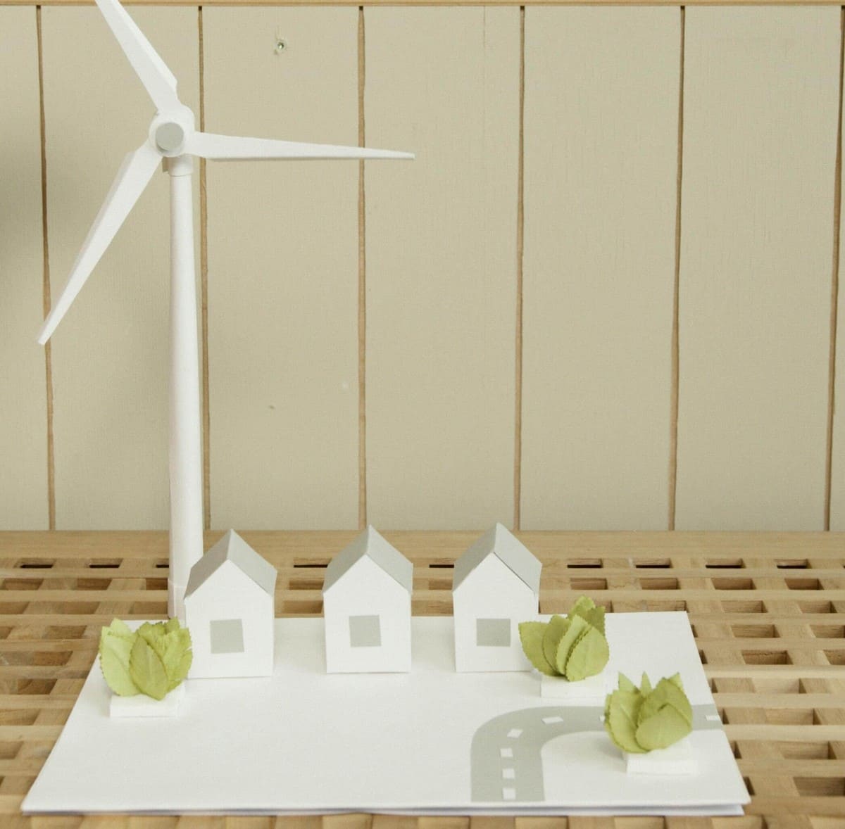 Maquette d'un quartier pavillonnaire alimenté en électricité grâce à un éolienne
