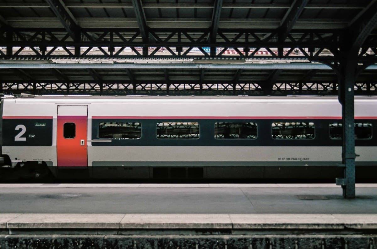 Photographie du passage d'un TGV en gare