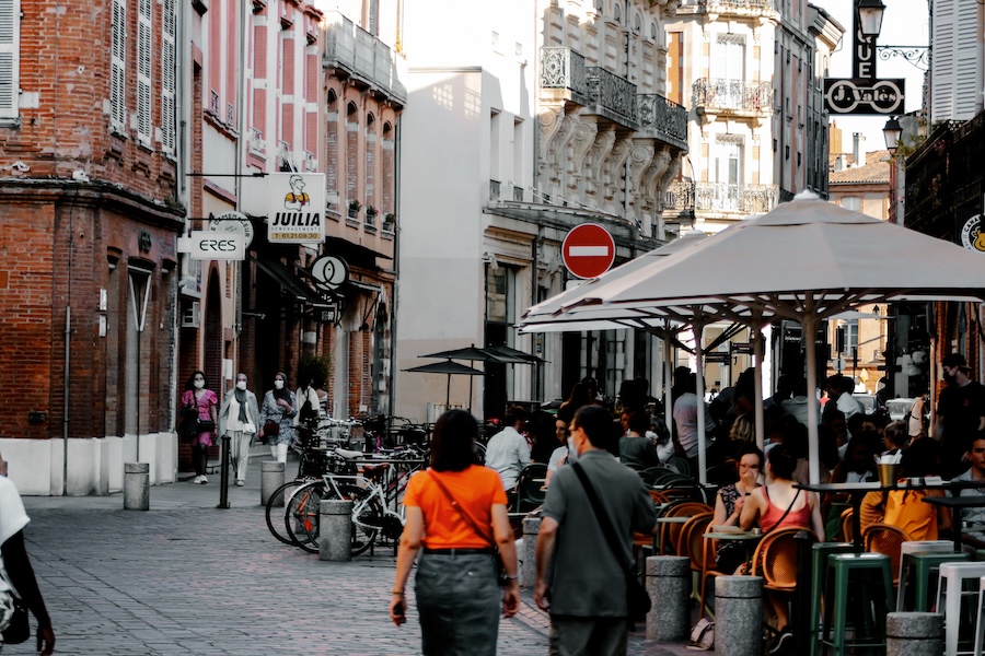 Des habitants et des touristes en train de se promener dans les rues de Toulouse