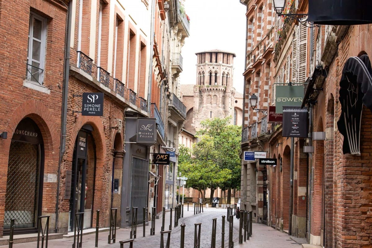 vue sur une rue dans le centre-ville de toulouse