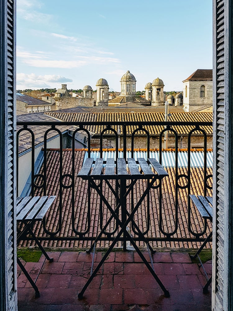 Vue sur les toits depuis le balcon d'un appartement