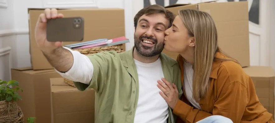 Jeune couple emménageant dans une nouvelle maison achetée en 2025