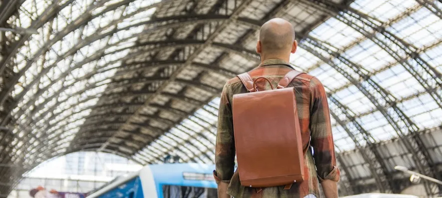un voyageur en train d’attendre le train sur les quais de la gare de bordeaux